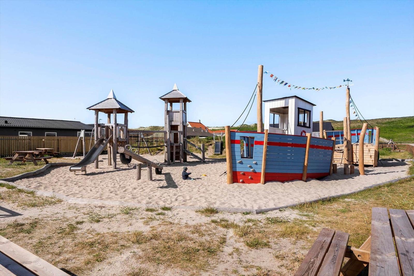 Kinderfreier Sandplatz mit Schiffsspielplatz und Rutschbahn