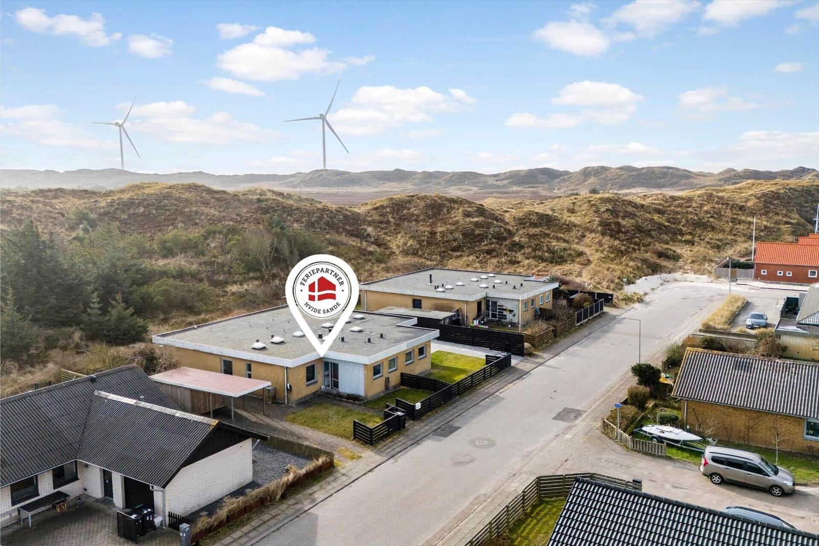 Ferienhaus mit Blick auf Dünen und Windräder