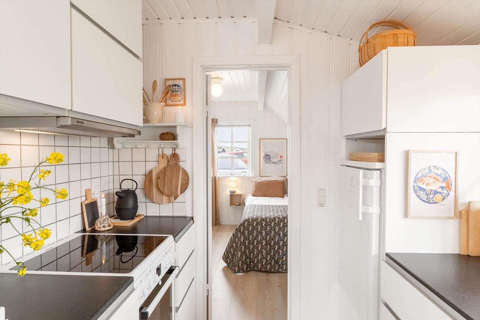 Küche mit Blick in Schlafzimmer mit Bett und Fenster