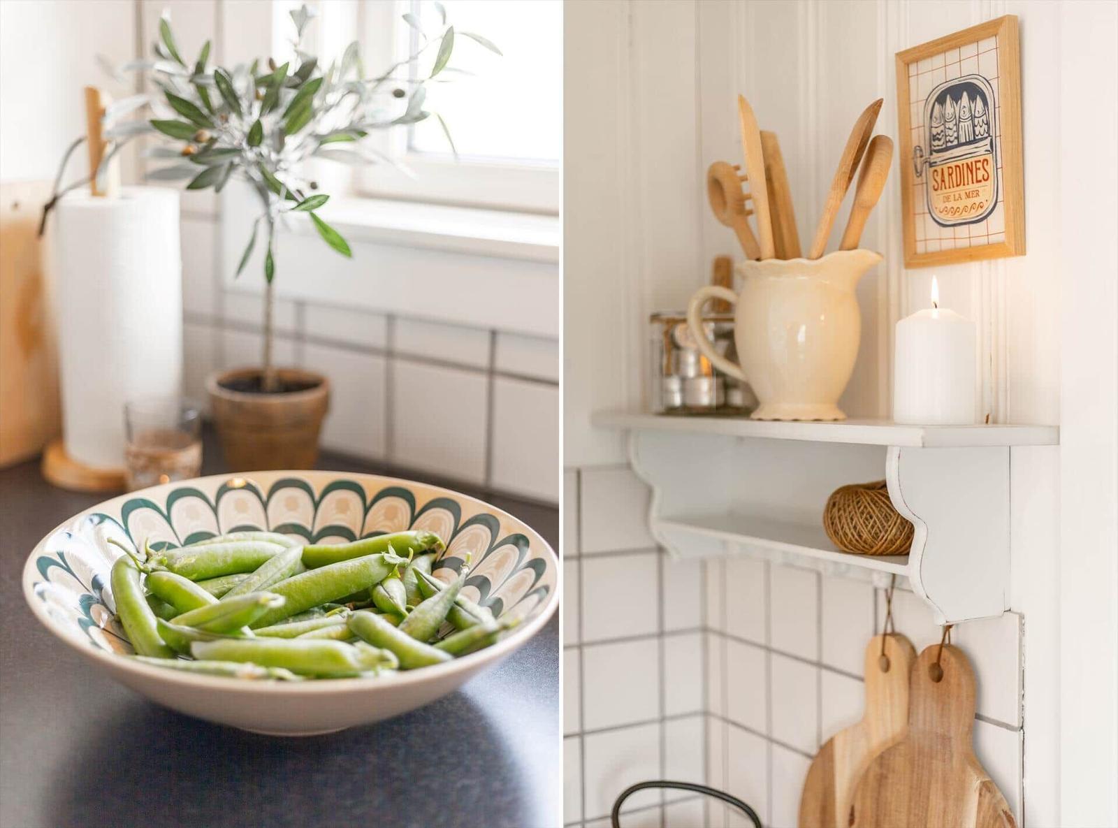 Küchenbereich mit Schale voller Erbsen, Pflanze und Küchenutensilien auf Regal.