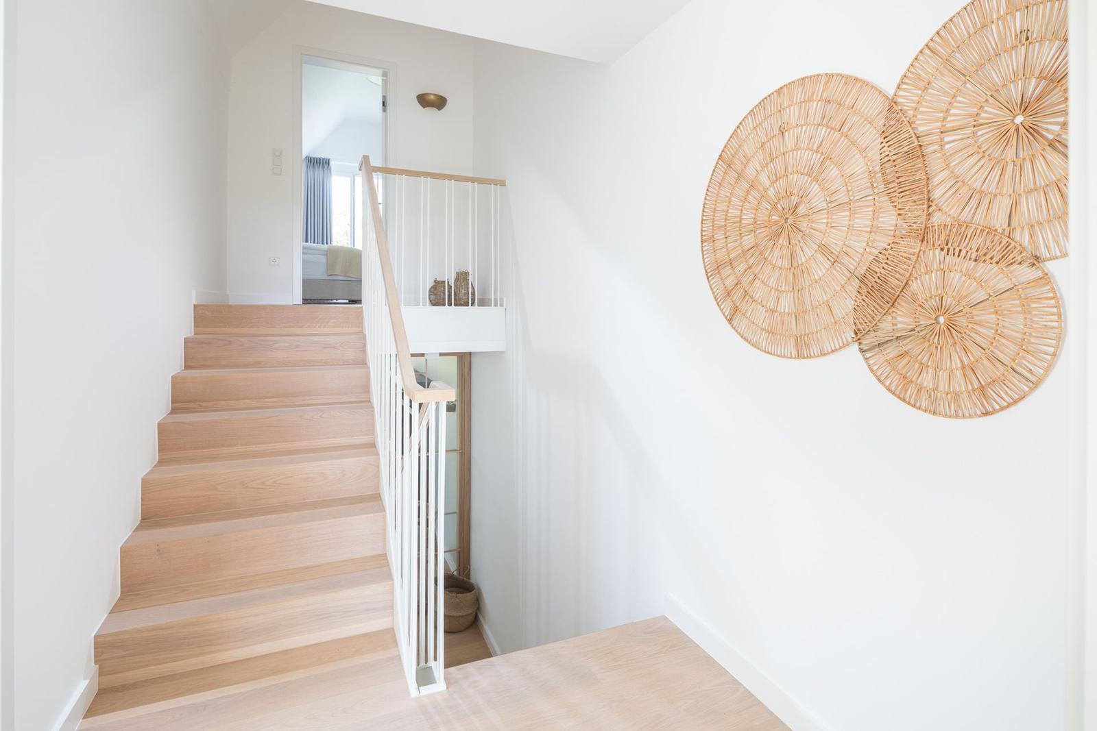 Haus mit Holztreppe und Rattan-Wanddekoration