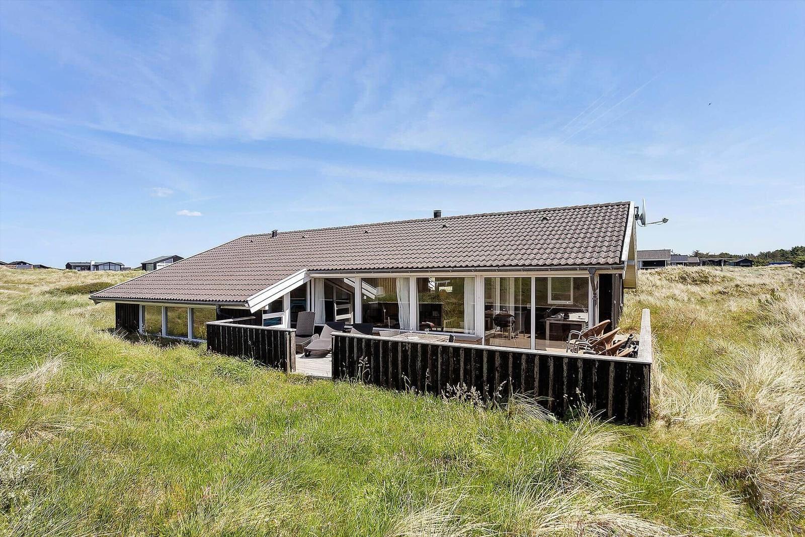 Modernes Haus mit großem Terrassenbereich in Graslandschaft