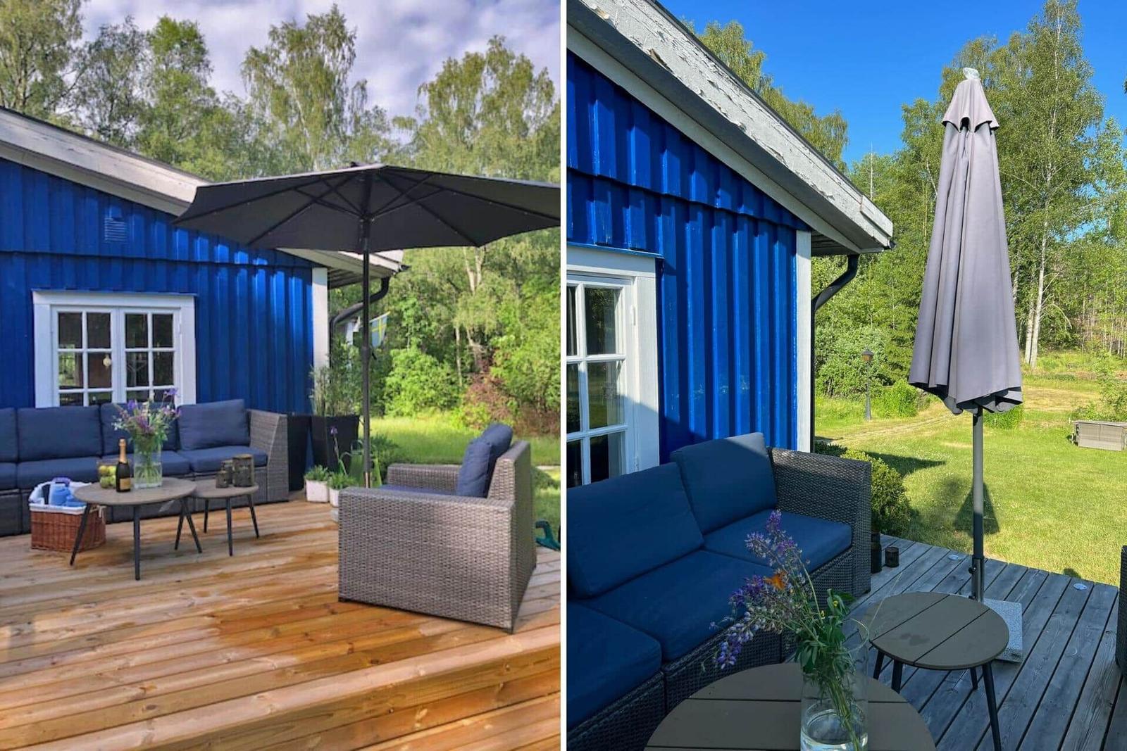 Terrasse mit blauem Sofa, Sonnenschirm und Holzboden. Hintergrund: grüne Bäume und blauer Himmel.