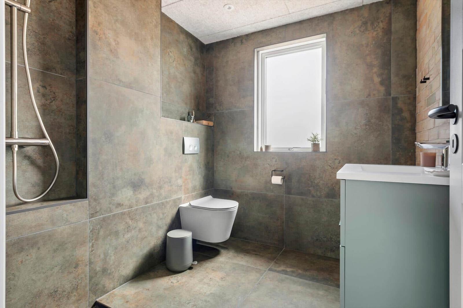 Bad mit Dusche, Toilette und Waschbecken