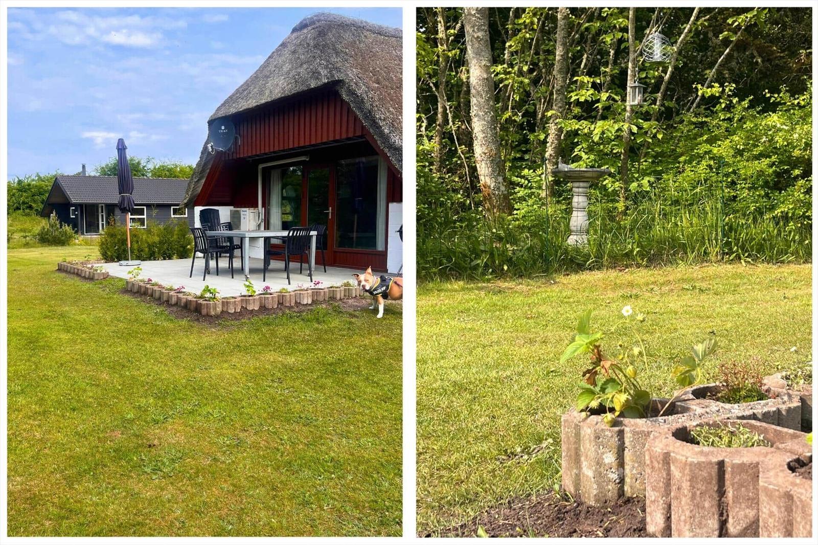 Haus mit Strohdach, Terrasse, Garten und Vogeltränke im Wald.