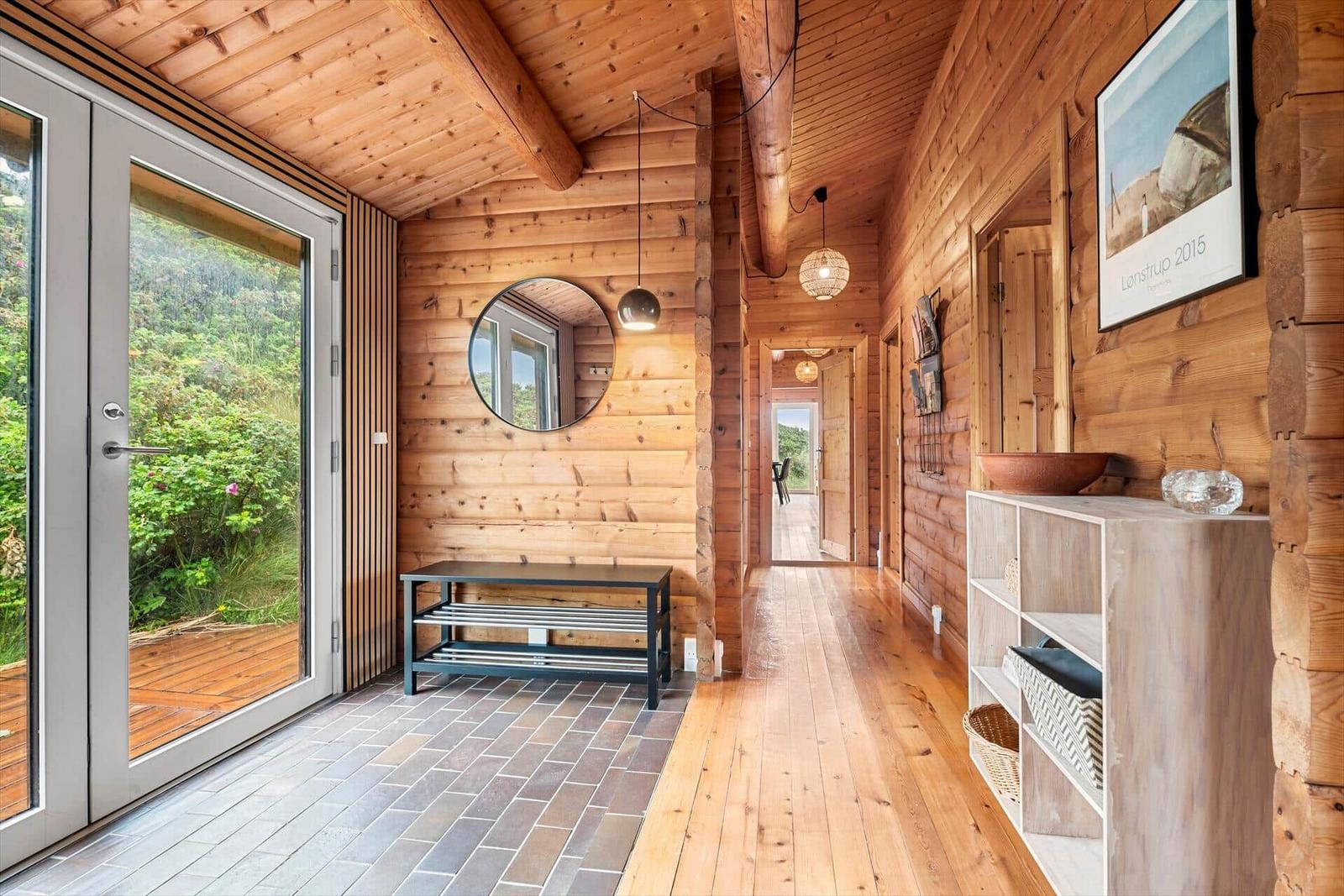 Haus mit Holzwand, Eingangsbereich und Blick auf Garten