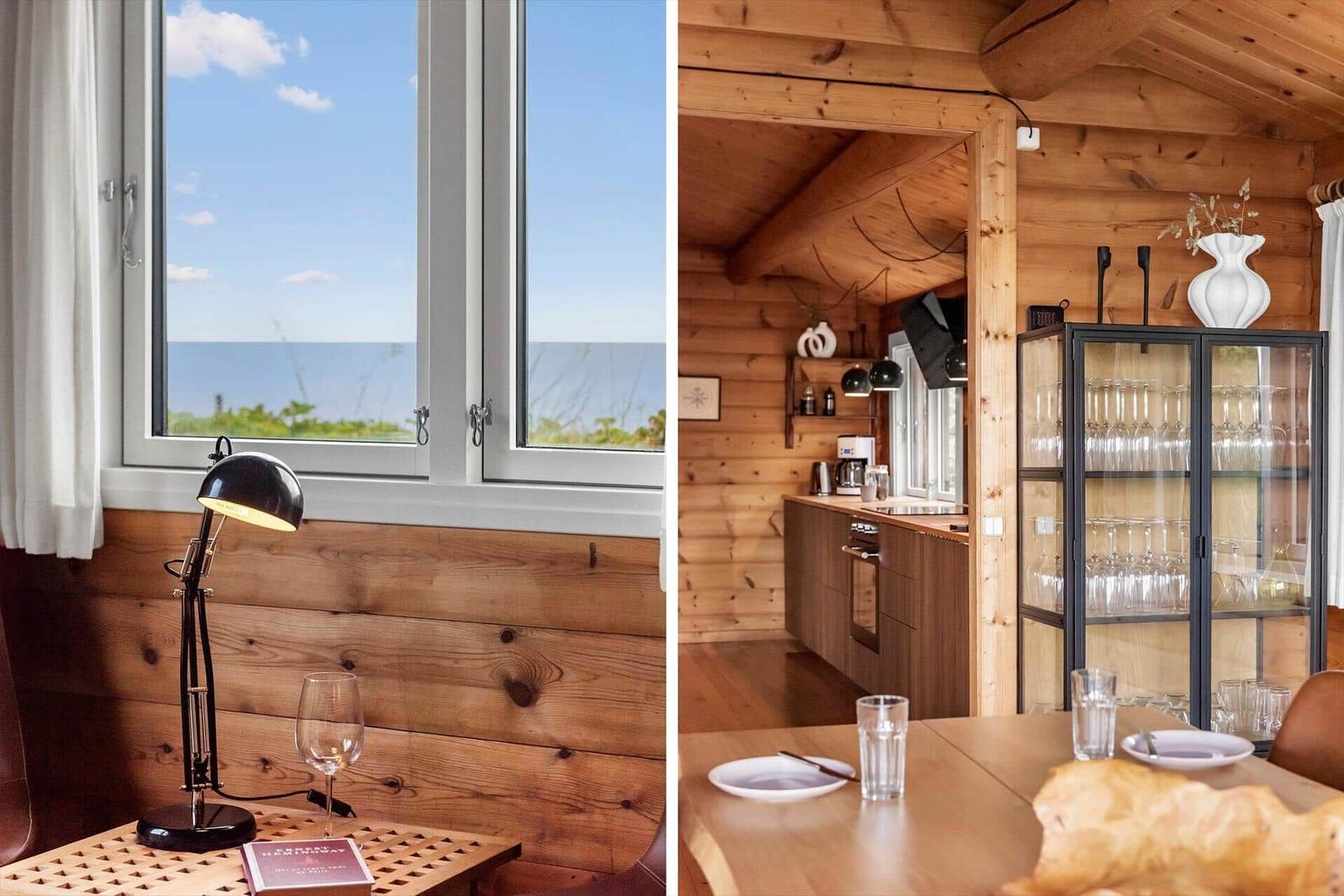 Wohnbereich mit Blick aufs Meer und Küche mit Glasregal.