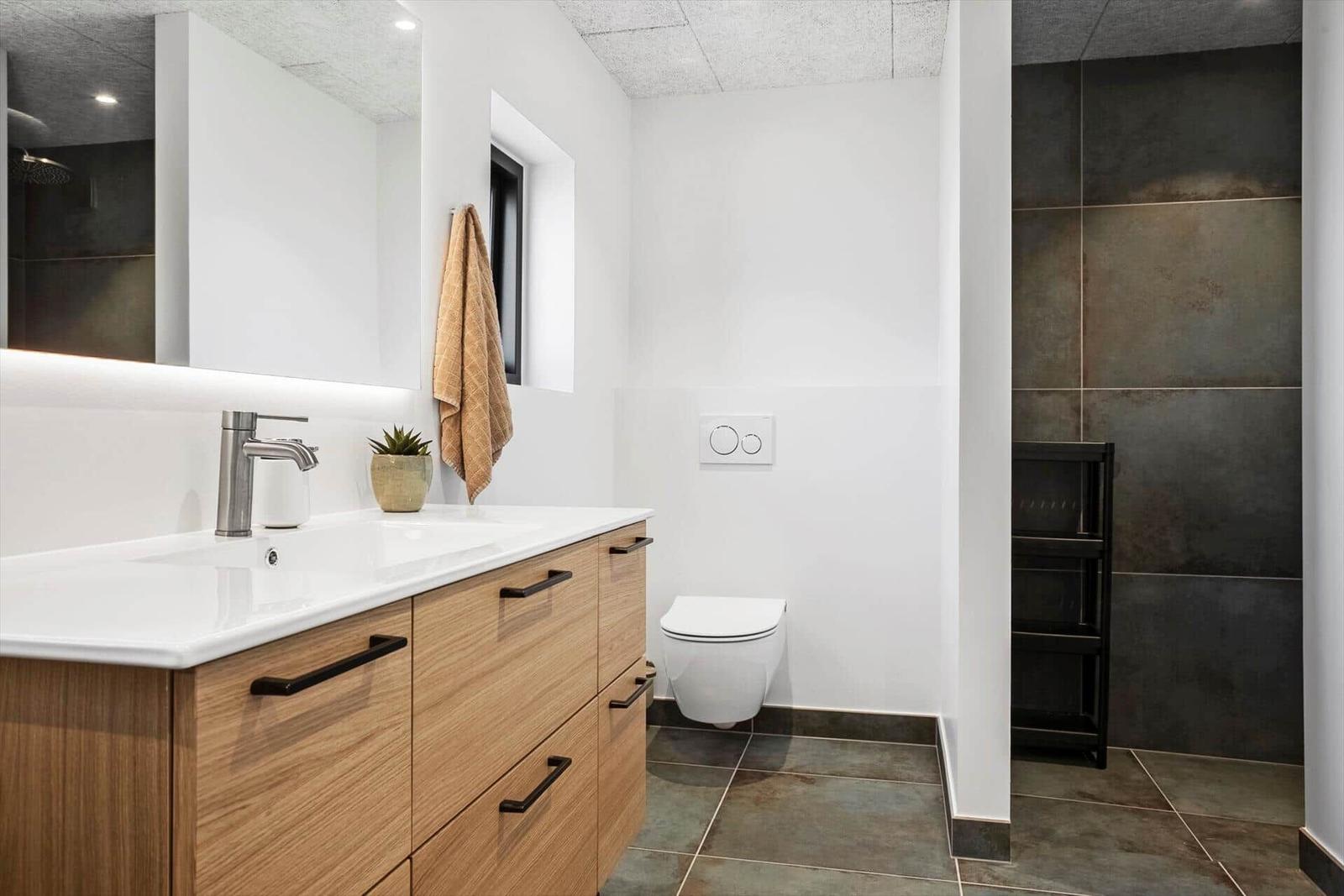 Badezimmer mit Waschbecken, Toilette und Dusche