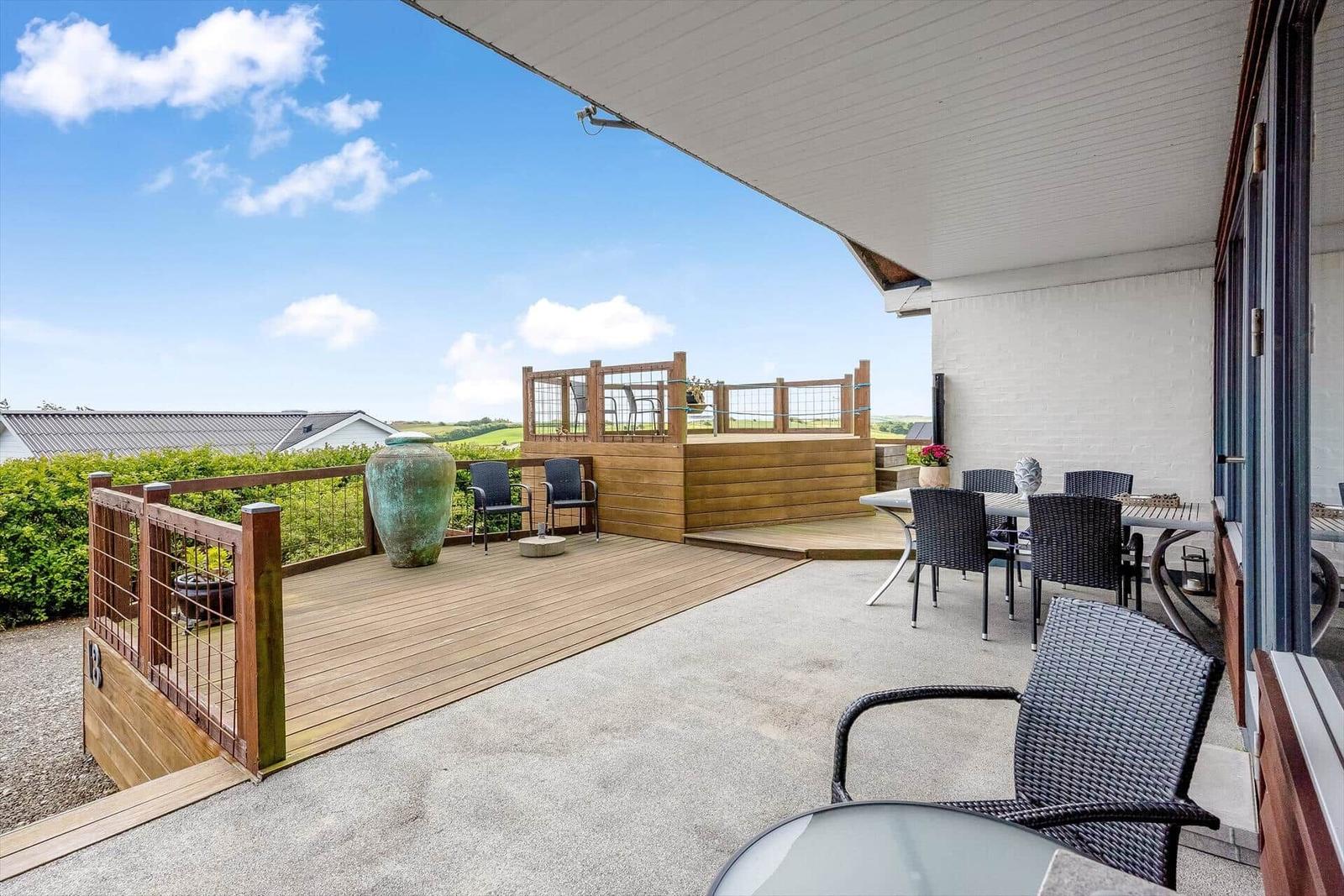 Terrasse mit Sitzgelegenheiten und Blick auf die Landschaft.
