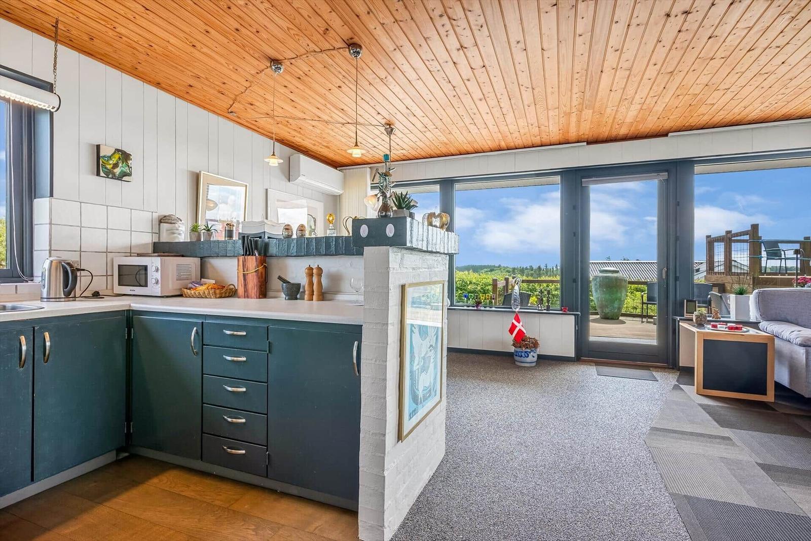 Küche mit Blick auf Balkon und Landschaft