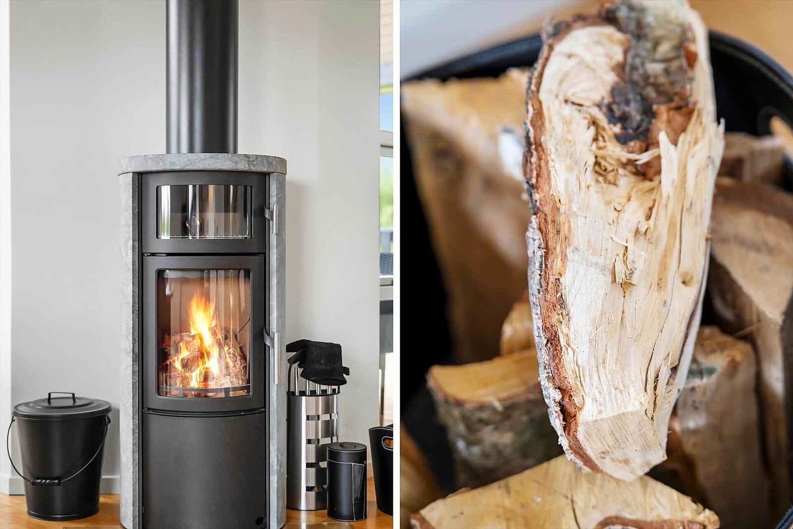 Holzofen mit brennendem Feuer und Stapel Brennholz in einem Raum.