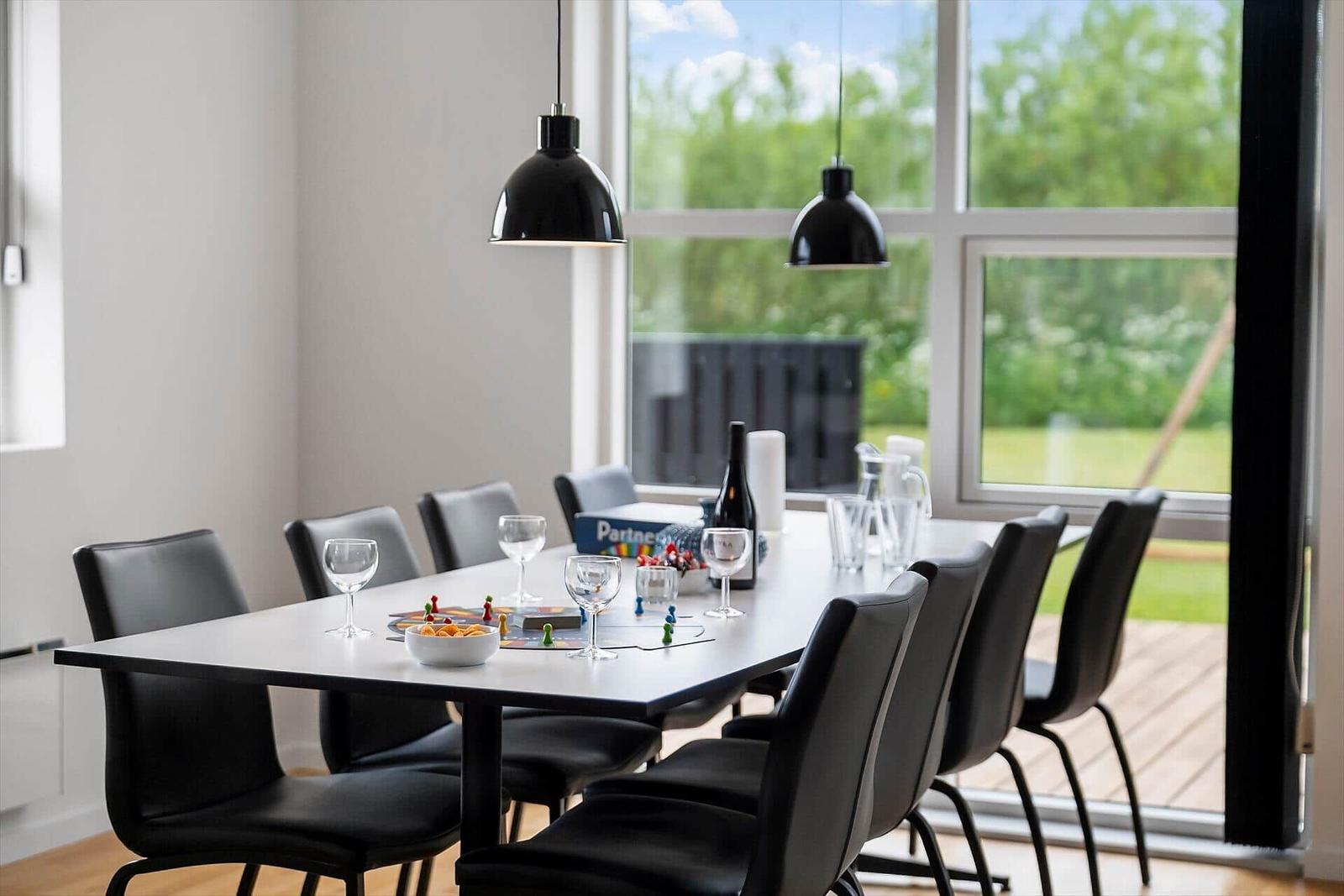 Esszimmer mit Tisch, Stühlen und Blick auf Garten