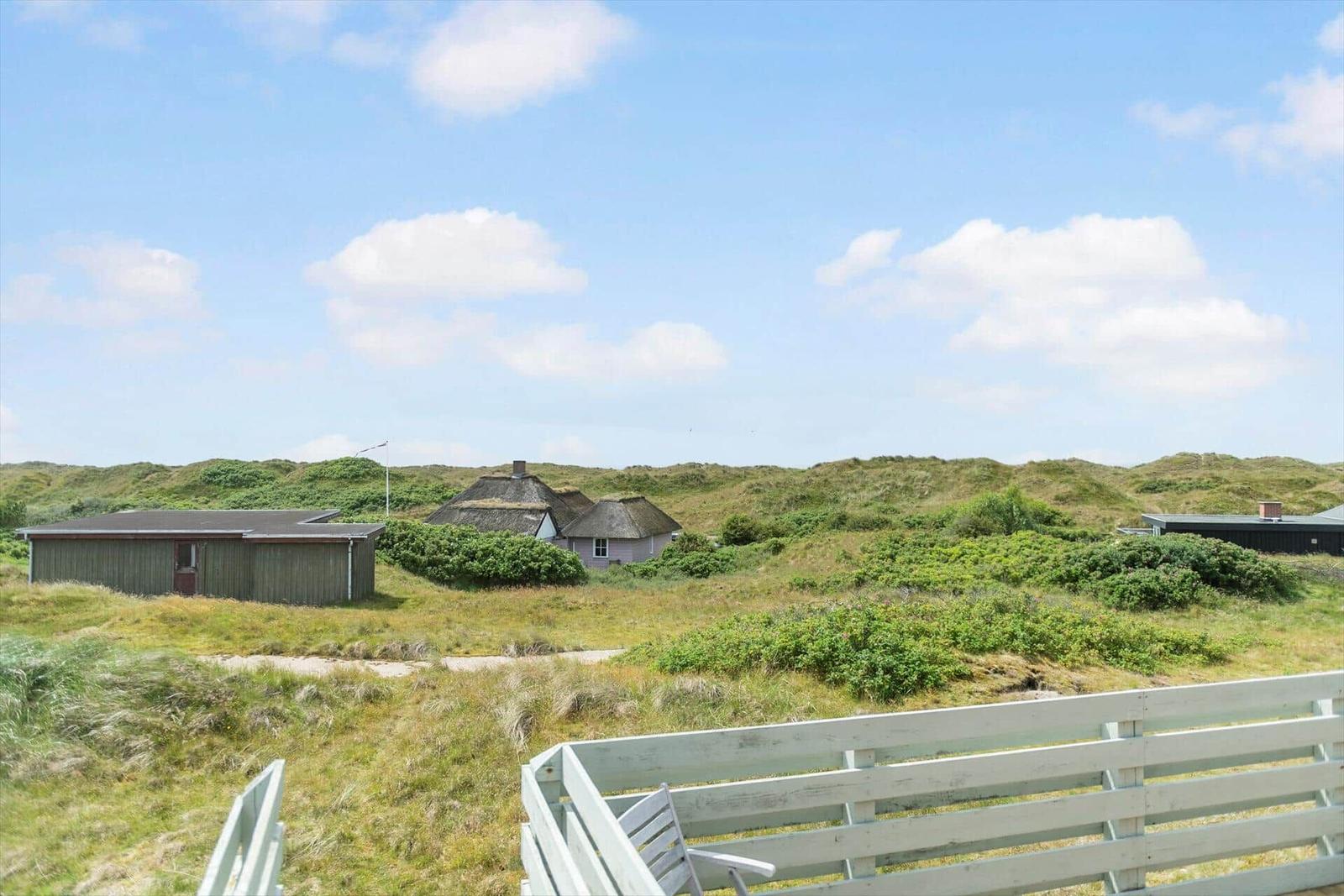 Dorfhaus mit Dach aus Stroh auf Dünenlandschaft