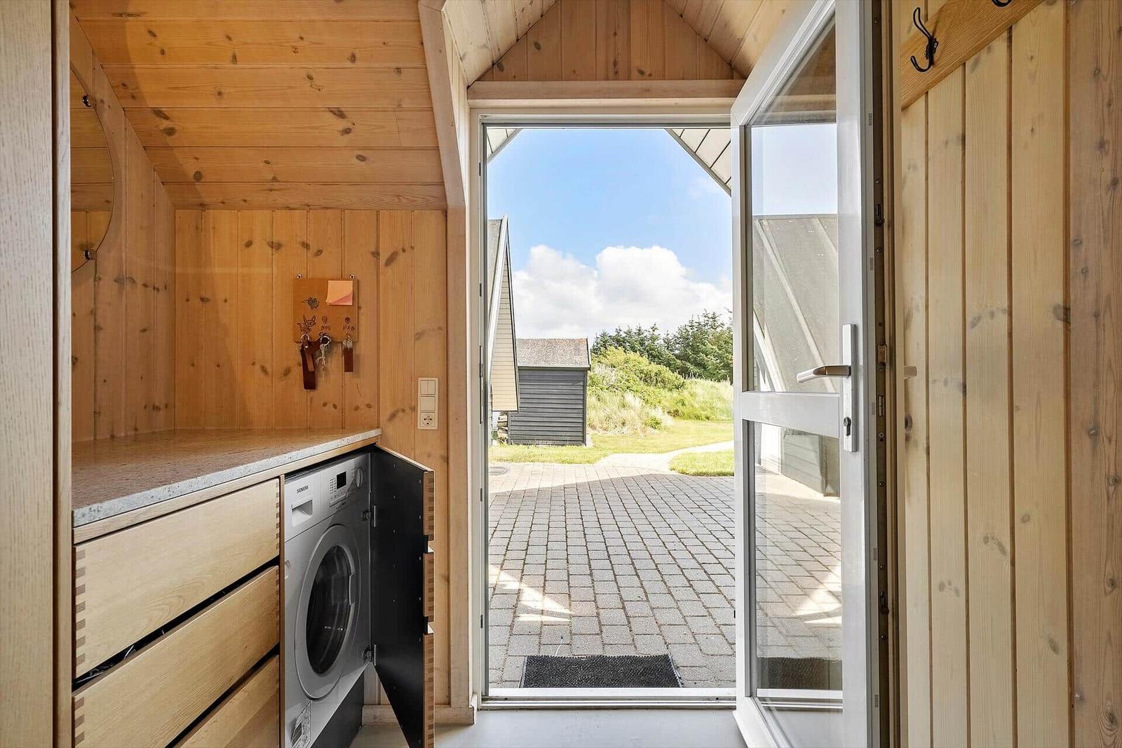 Wohnung mit Waschmaschine und Blick auf den Hof.