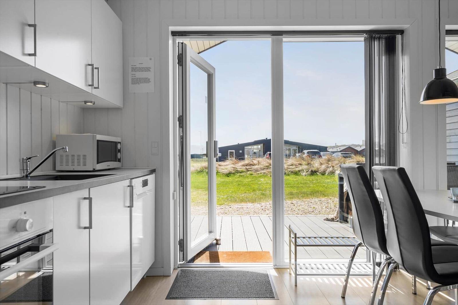 Küche mit Blick auf Terrasse und Grünfläche