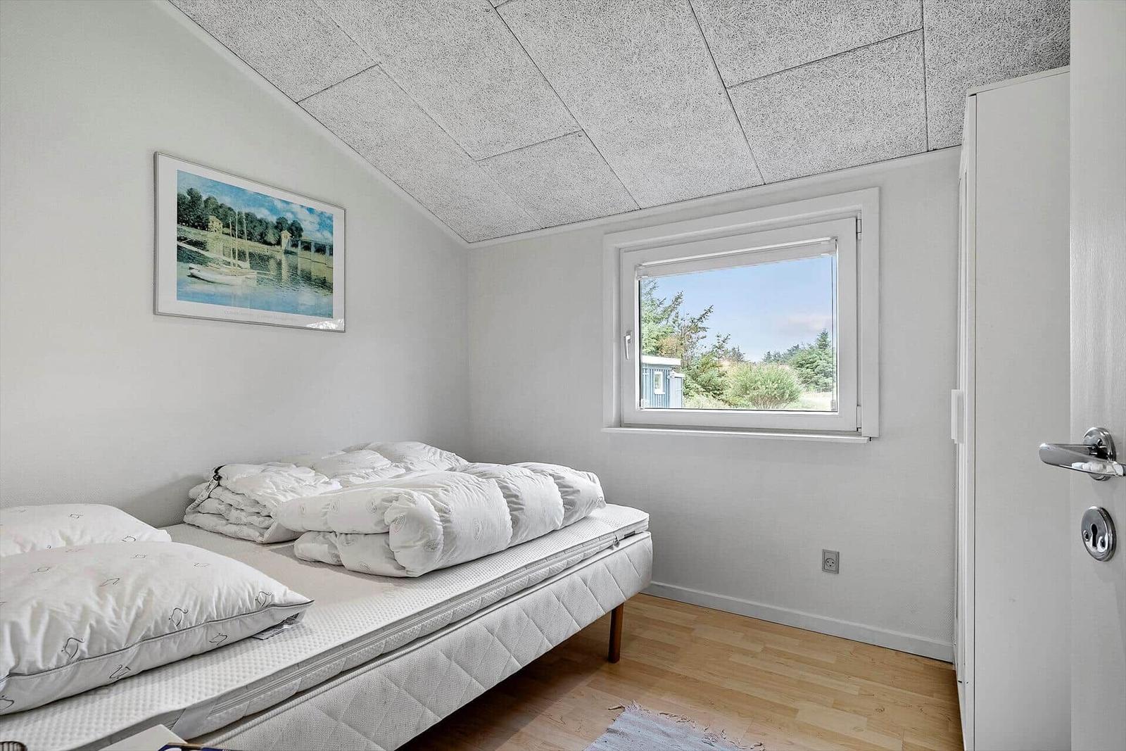 Schlafzimmer mit Bett, Fenster und Decke