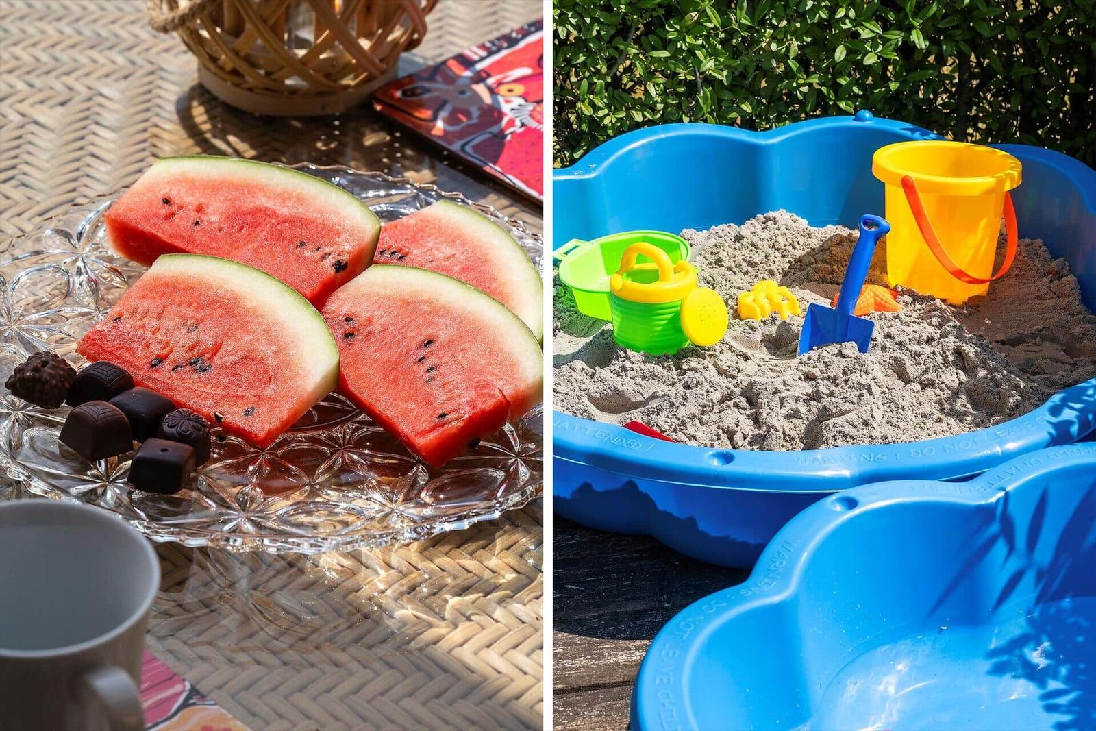 Wasserpflanzen und Sandkasten mit Spielzeug für Kinder im Freien.