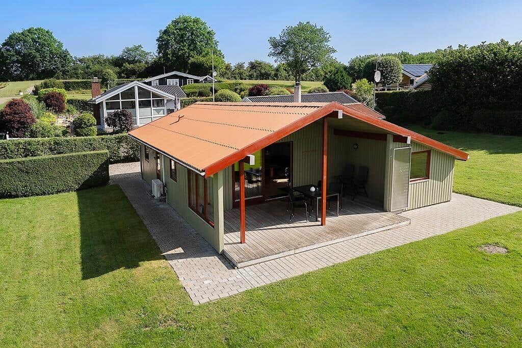 Moderne Ferienhaus mit Terrasse und Garten. Blick auf das Haus und die Umgebung.