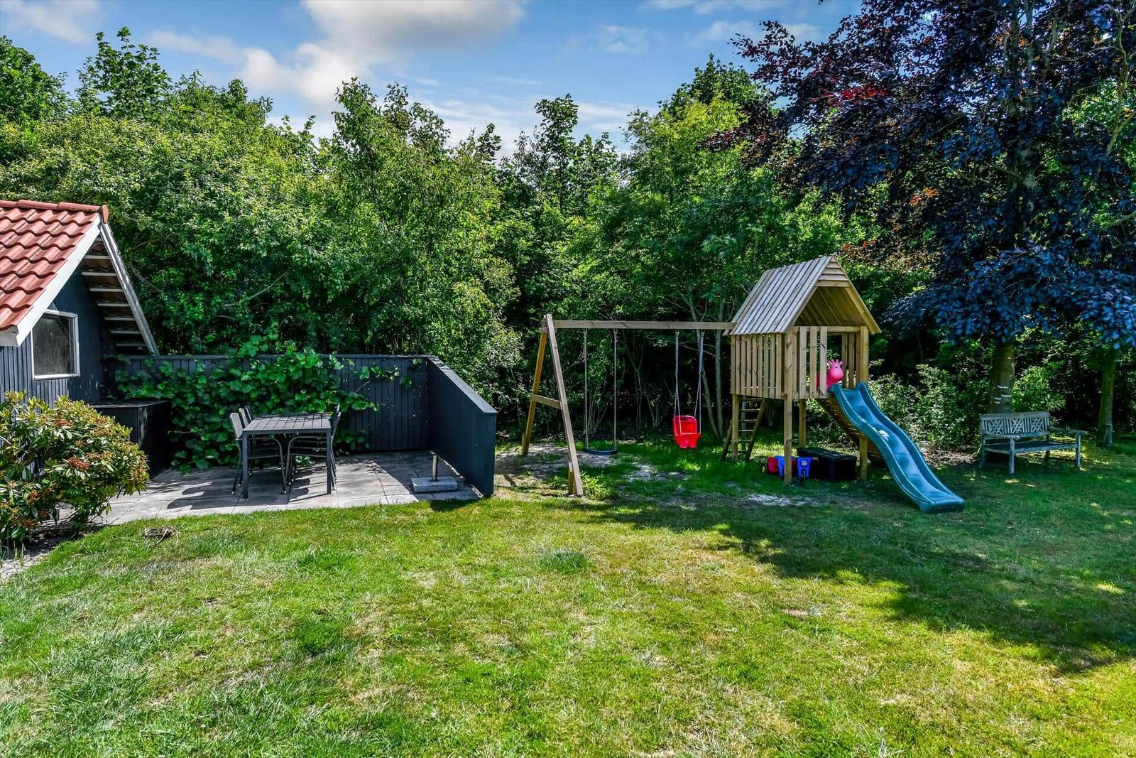 Hinterhof mit Spielplatz, Grillplatz und Gartenhaus.