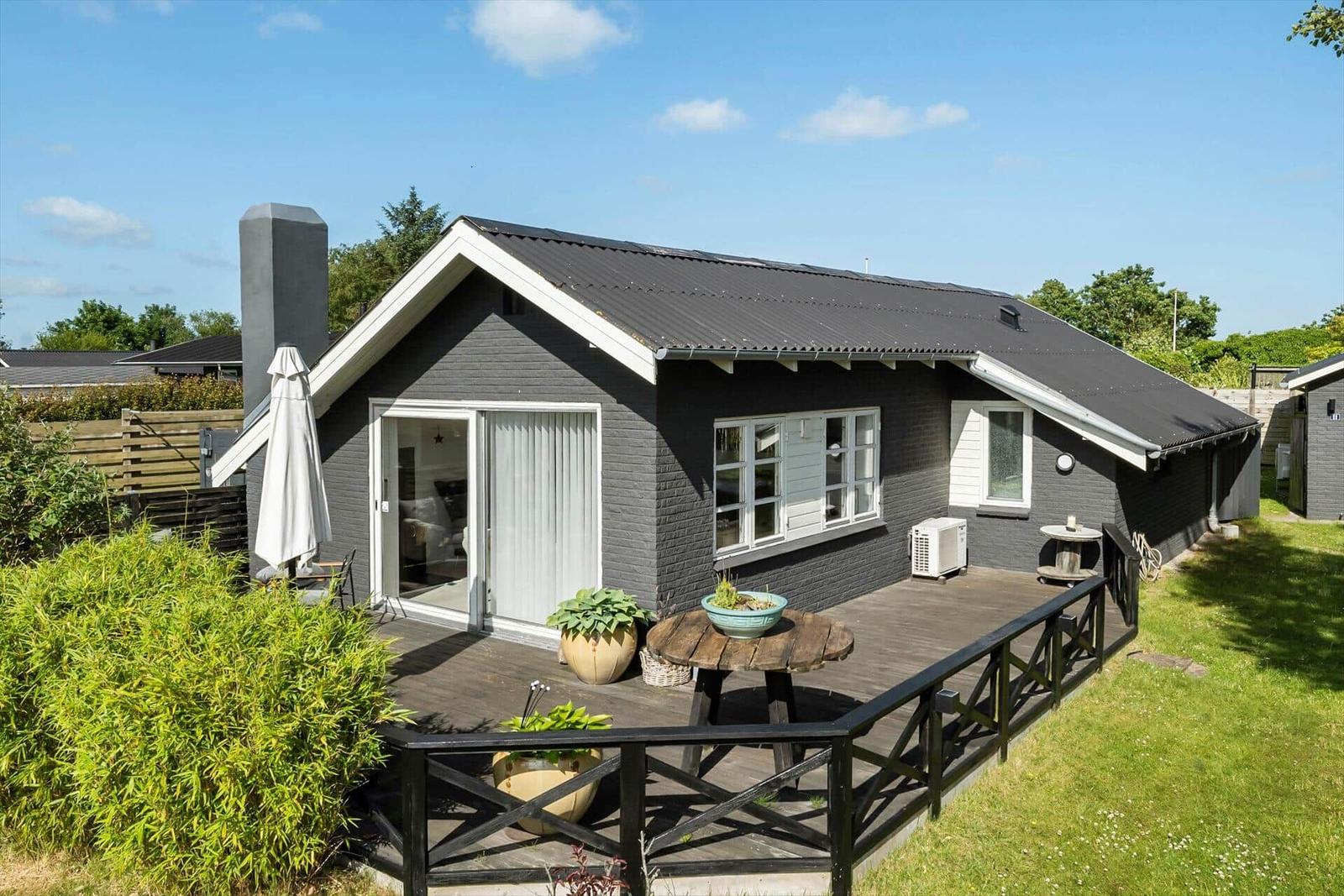 Moderne Villa mit Terrasse, Garten und Grillplatz. Ein perfekter Ort für entspannte Ferien.