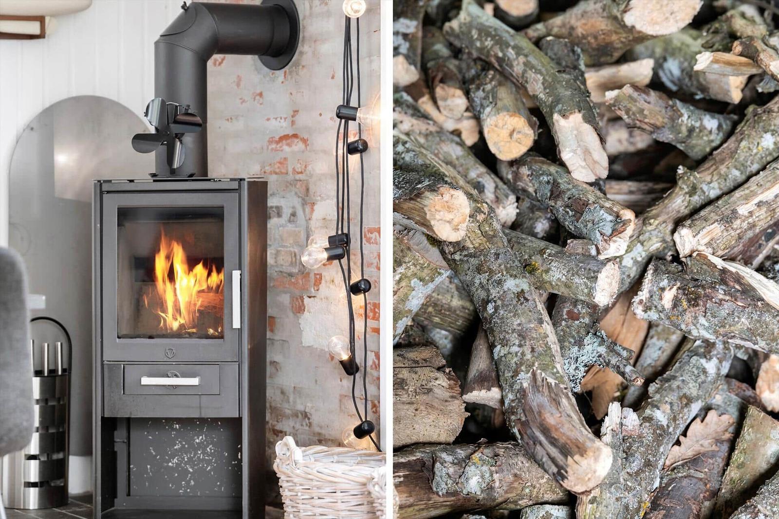 Holzofen mit Flammen, daneben Stapel Brennholz.