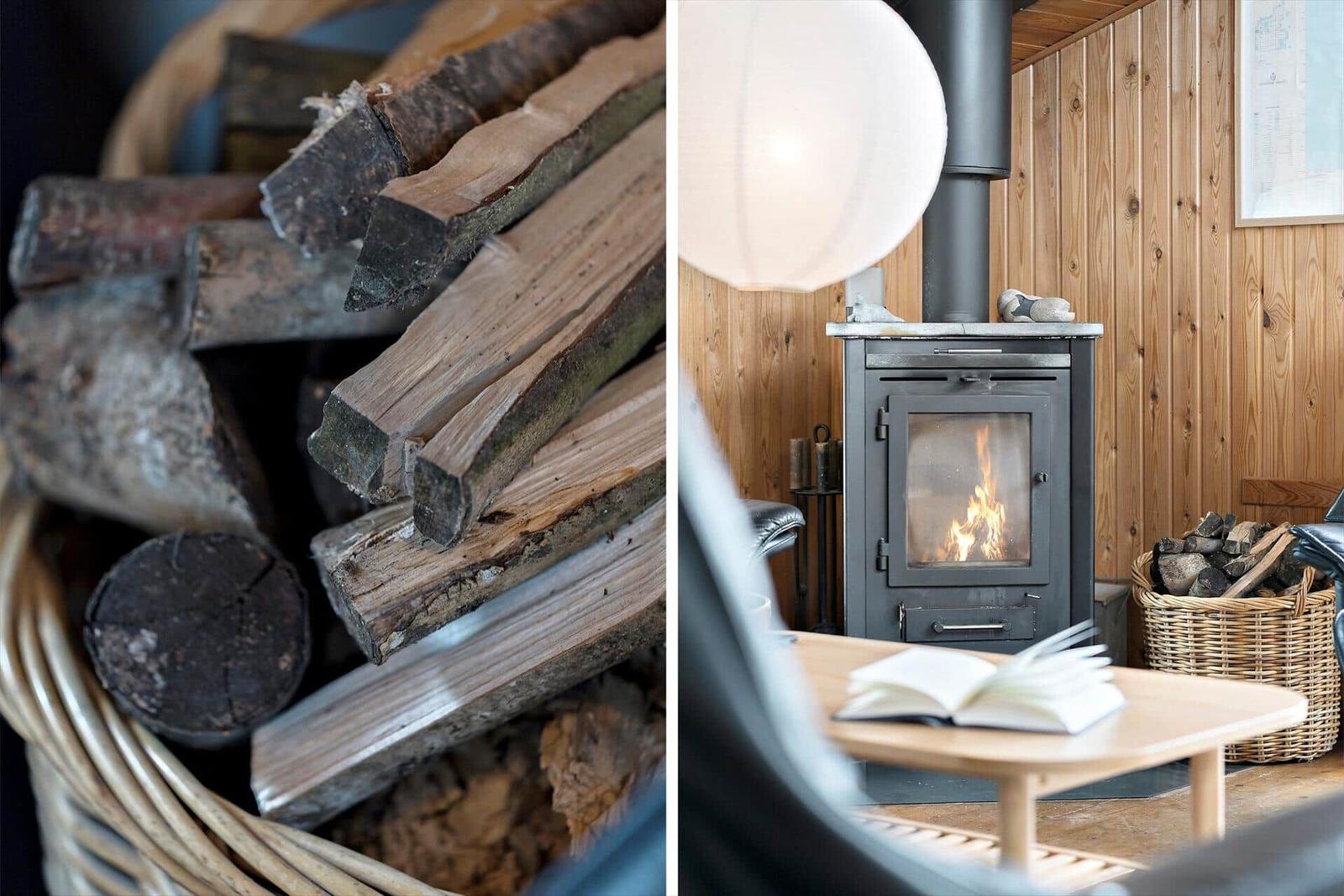 Kamin mit Brennholz und Holzwand im Wohnbereich