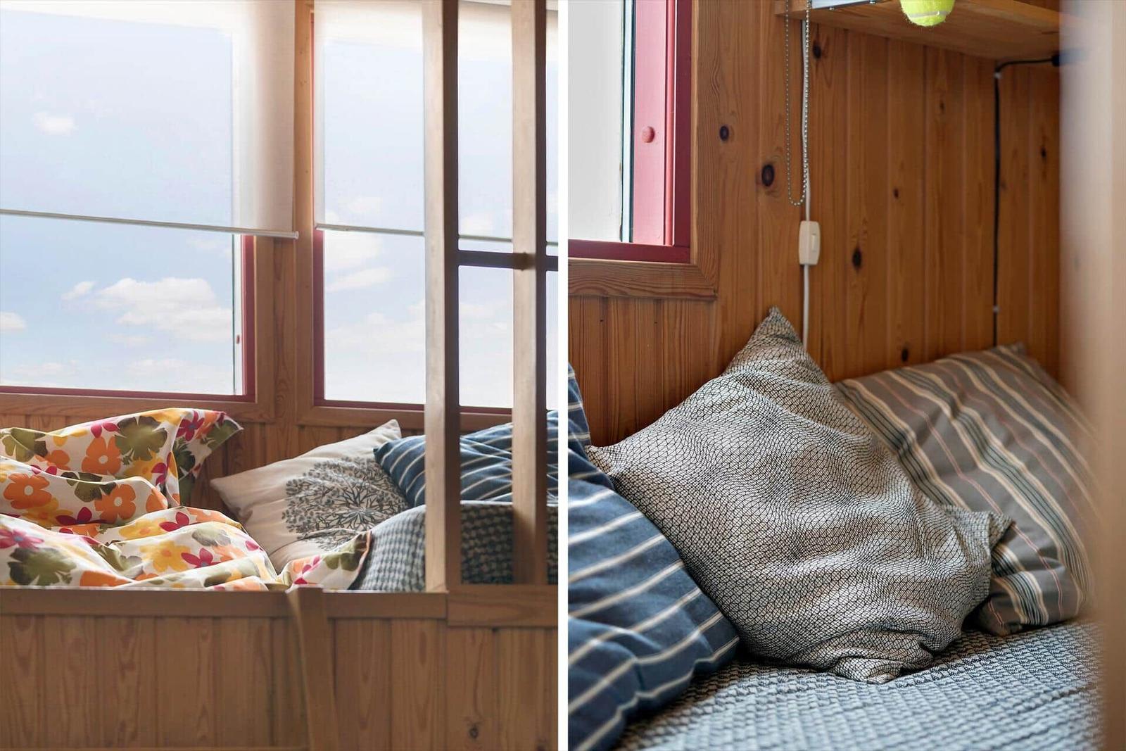 Zwei Schlafzimmer mit Holzwänden und Fenstern. Bettwäsche in verschiedenen Mustern.
