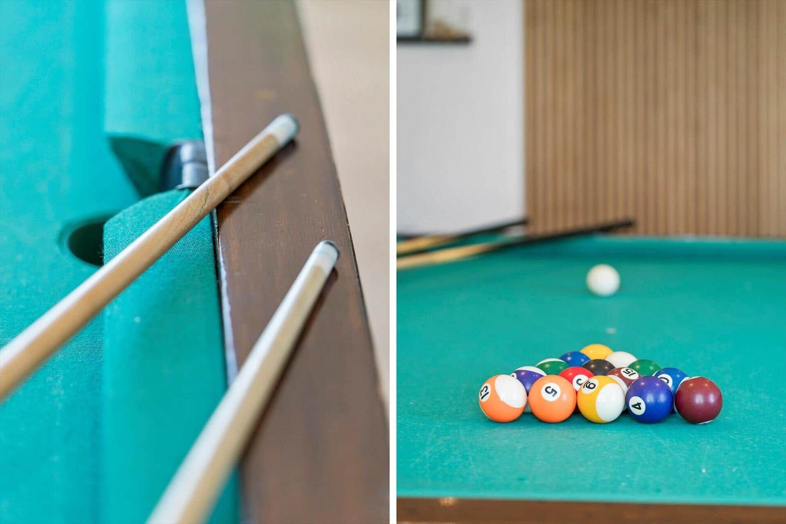 Billardtisch mit Queue und Kugeln für Spiele