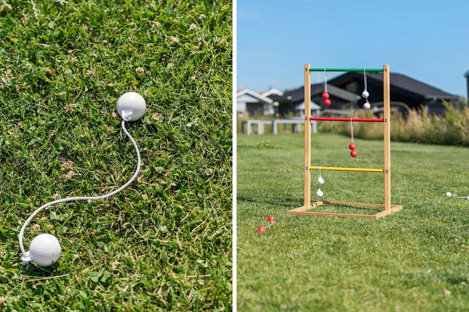 Lawn bowling set auf grünem Rasen mit buntem Zielrahmen im Hintergrund.