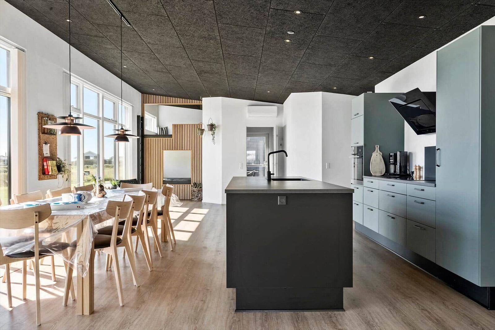 Moderne Küche mit Essbereich und großem Fensterblick.