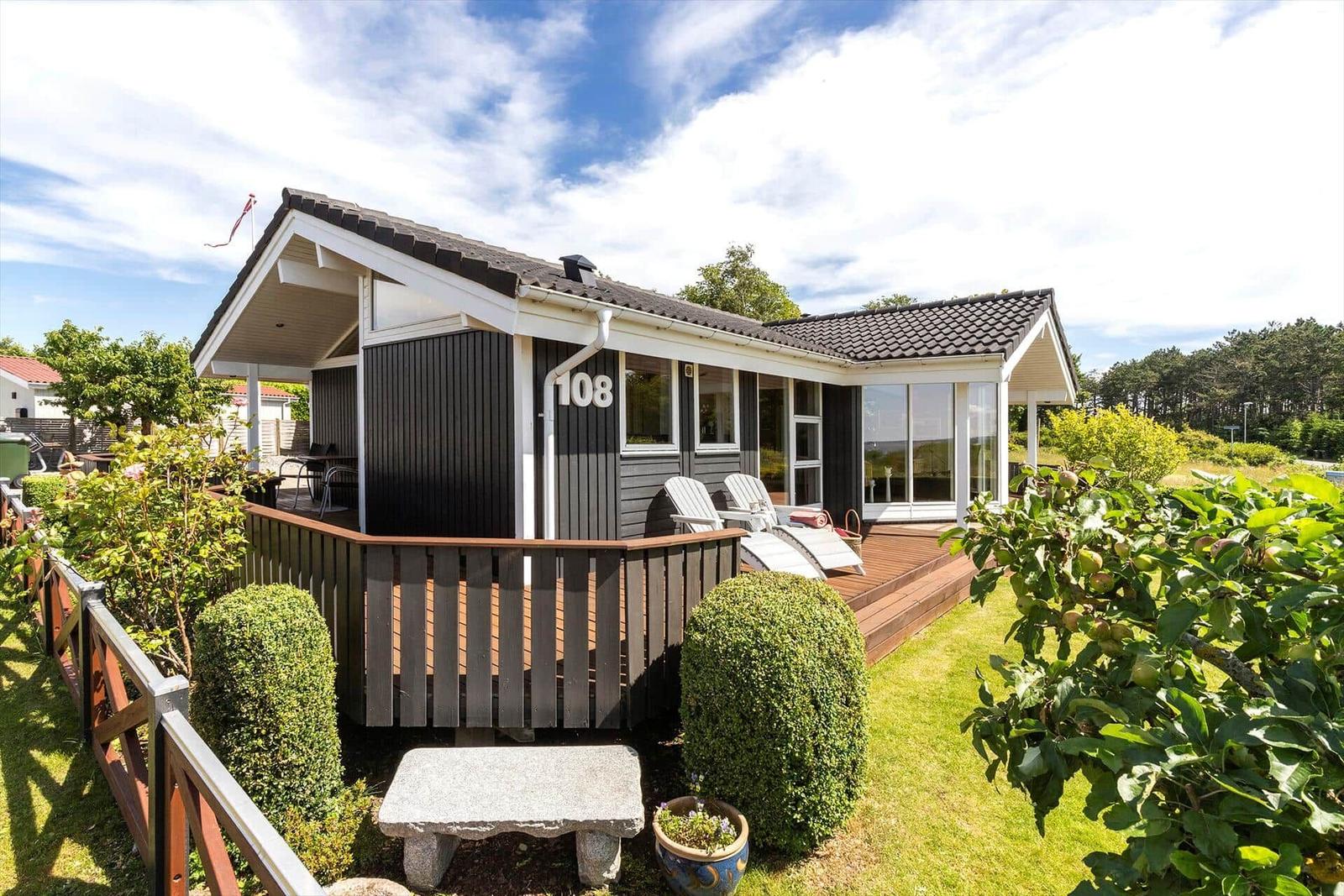 Haus mit Terrasse, Garten und Schreibtisch. Nummer 108. Blick auf den Himmel.