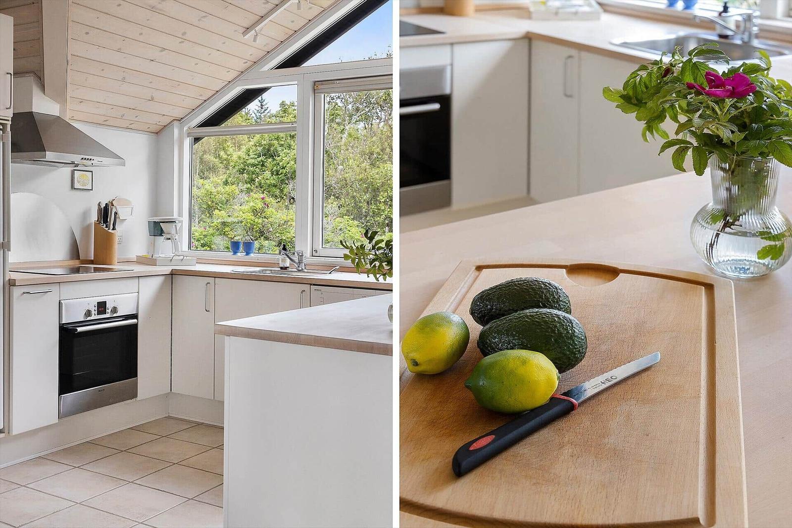 Küche mit Blick auf Grün, Arbeitsfläche mit Avocados und Zitronen.