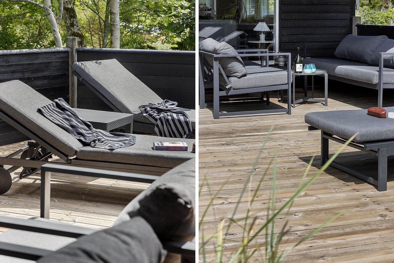 Terrasse mit Liegestühlen und Sitzgruppe. Holzdecke und Grün im Hintergrund.