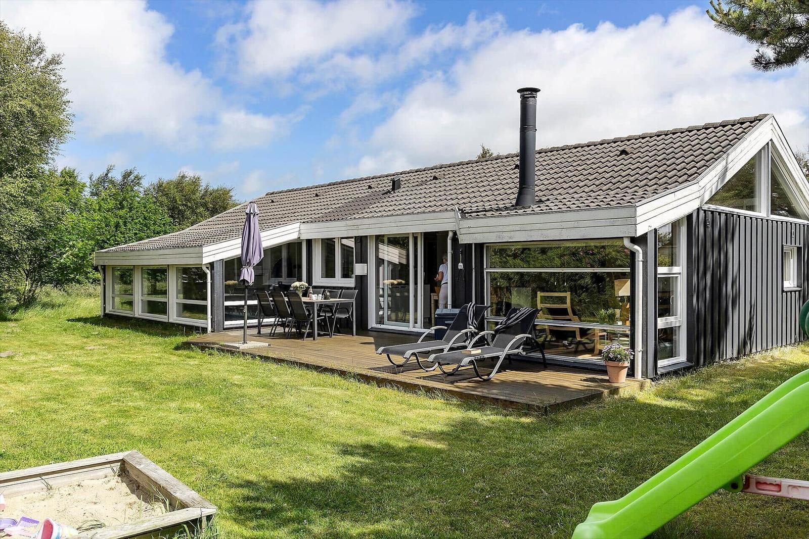 Moderne Villa mit Terrasse, Liegen und Garten. Grillplatz und Spielplatz vorhanden.