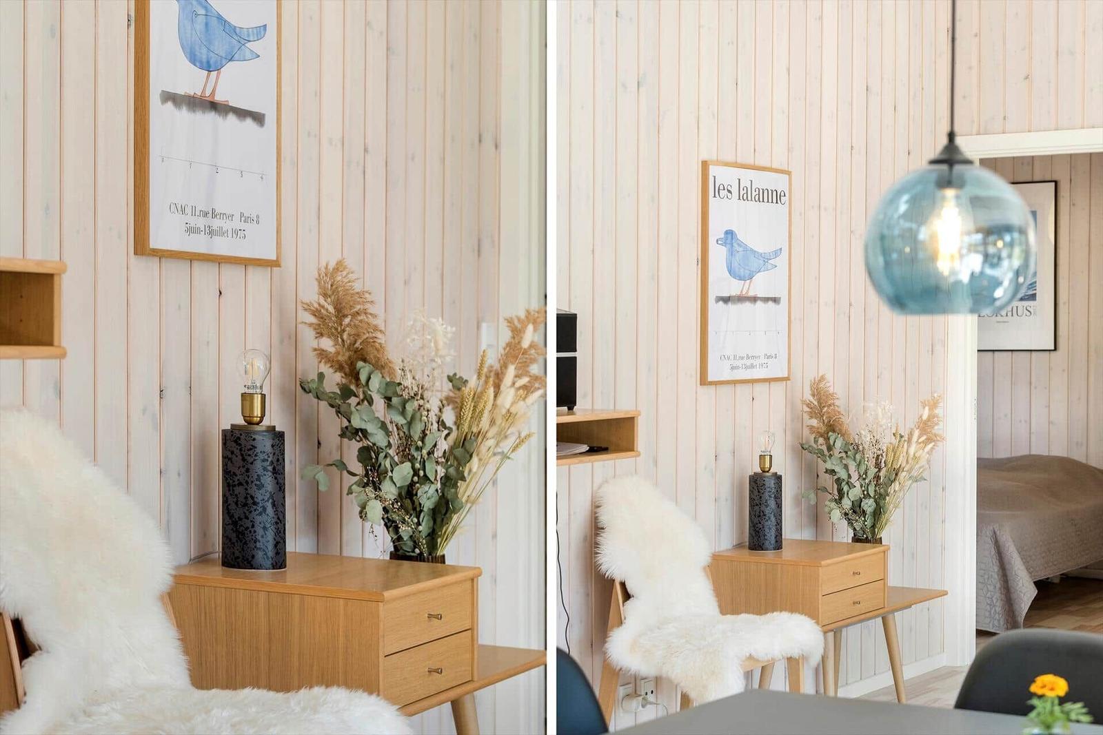 Holzwand mit Poster, Nachttisch, Stuhl mit Fell und Pendelleuchte
