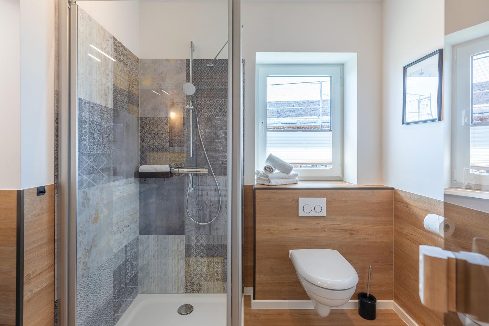 Bad mit Dusche, Toilette und Fenster