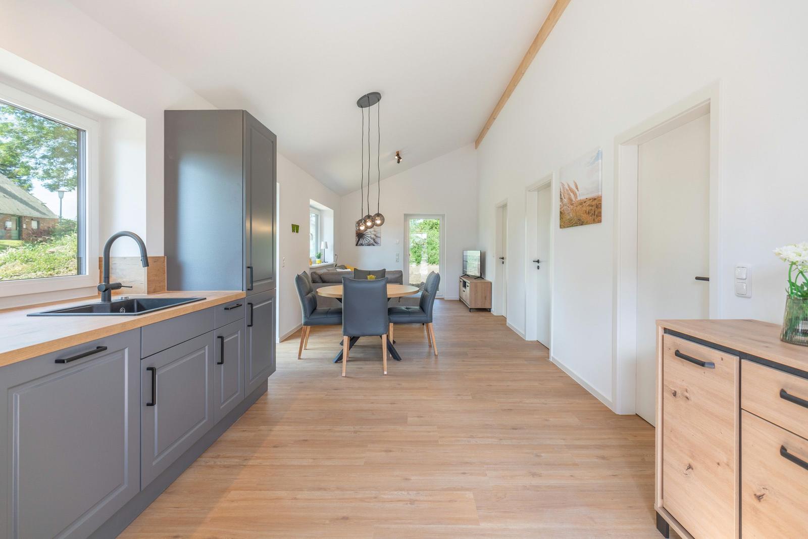 Küche mit Essbereich und Wohnzimmer im offenen Layout.