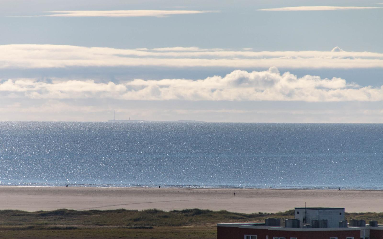 Weitläufiger Strand mit Blick auf das Meer und Wolken