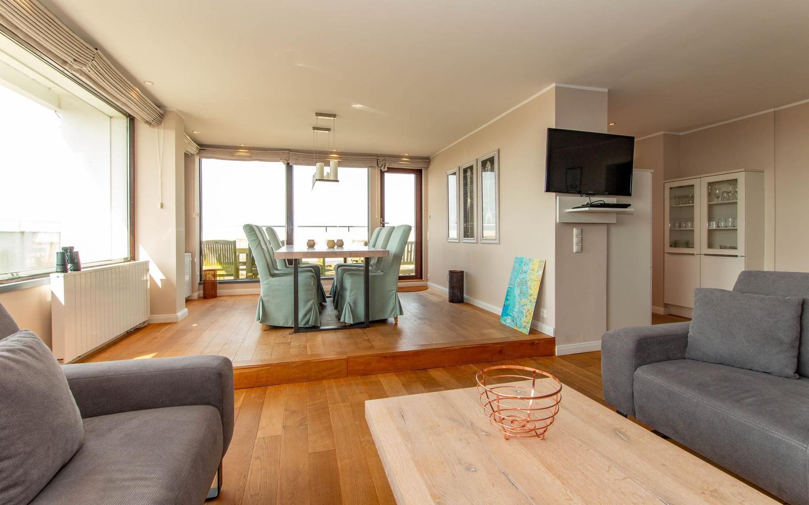 Wohnzimmer mit erhöhtem Essplatz...