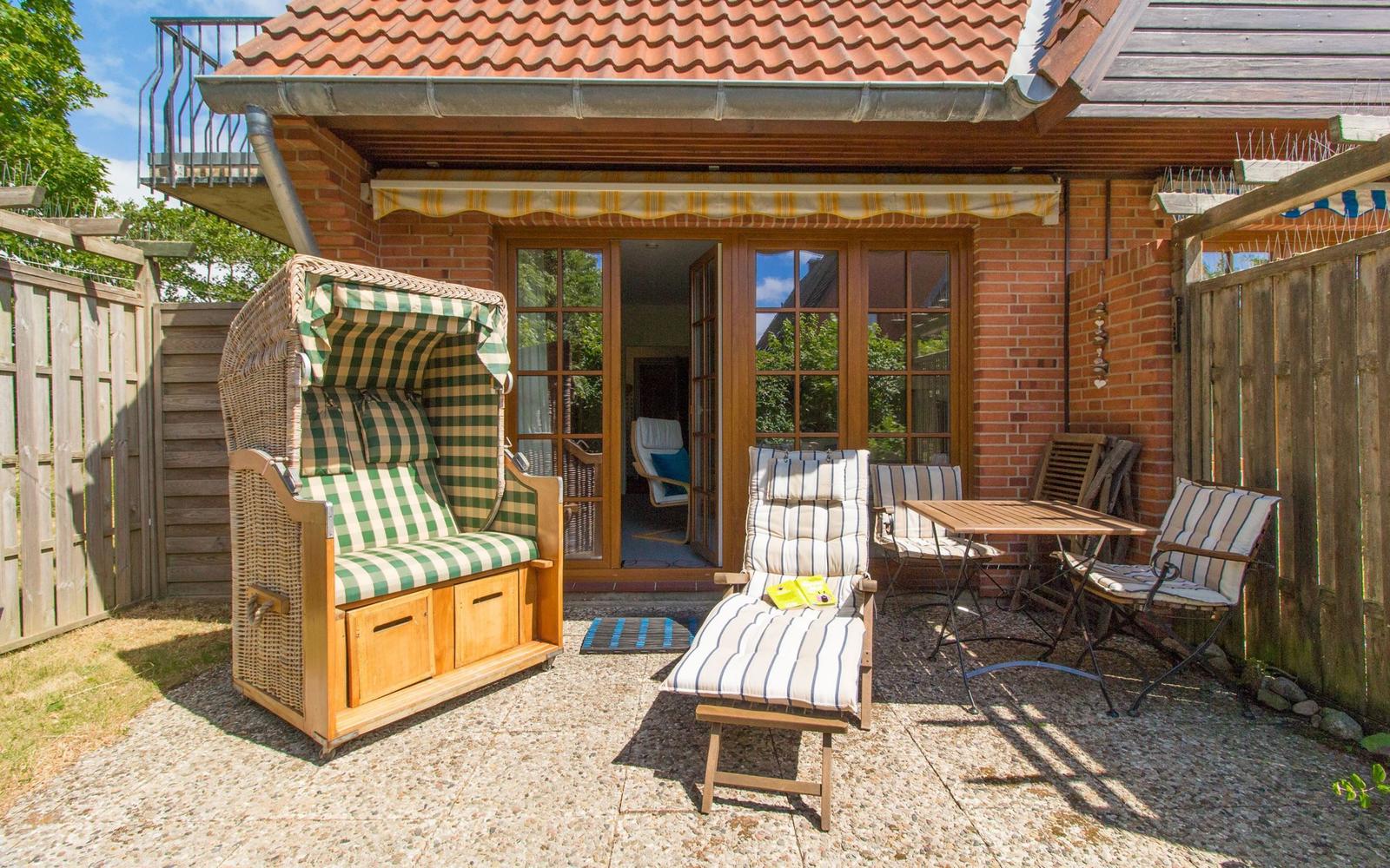 möblierte Terrasse...