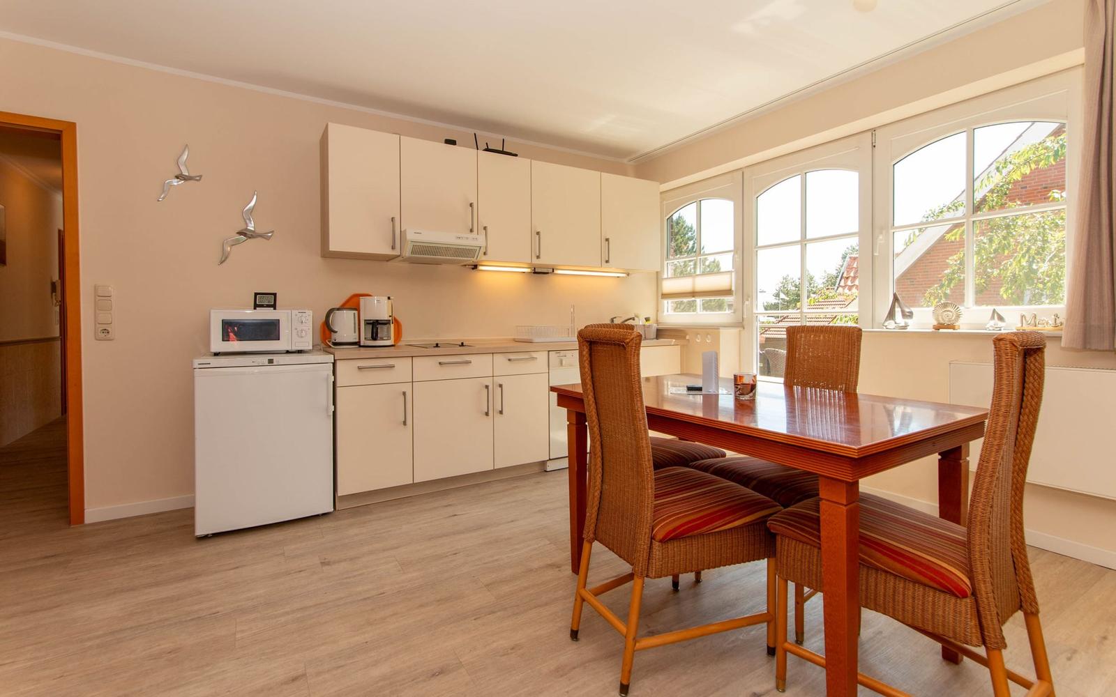 Küchenzeile und Essplatz...