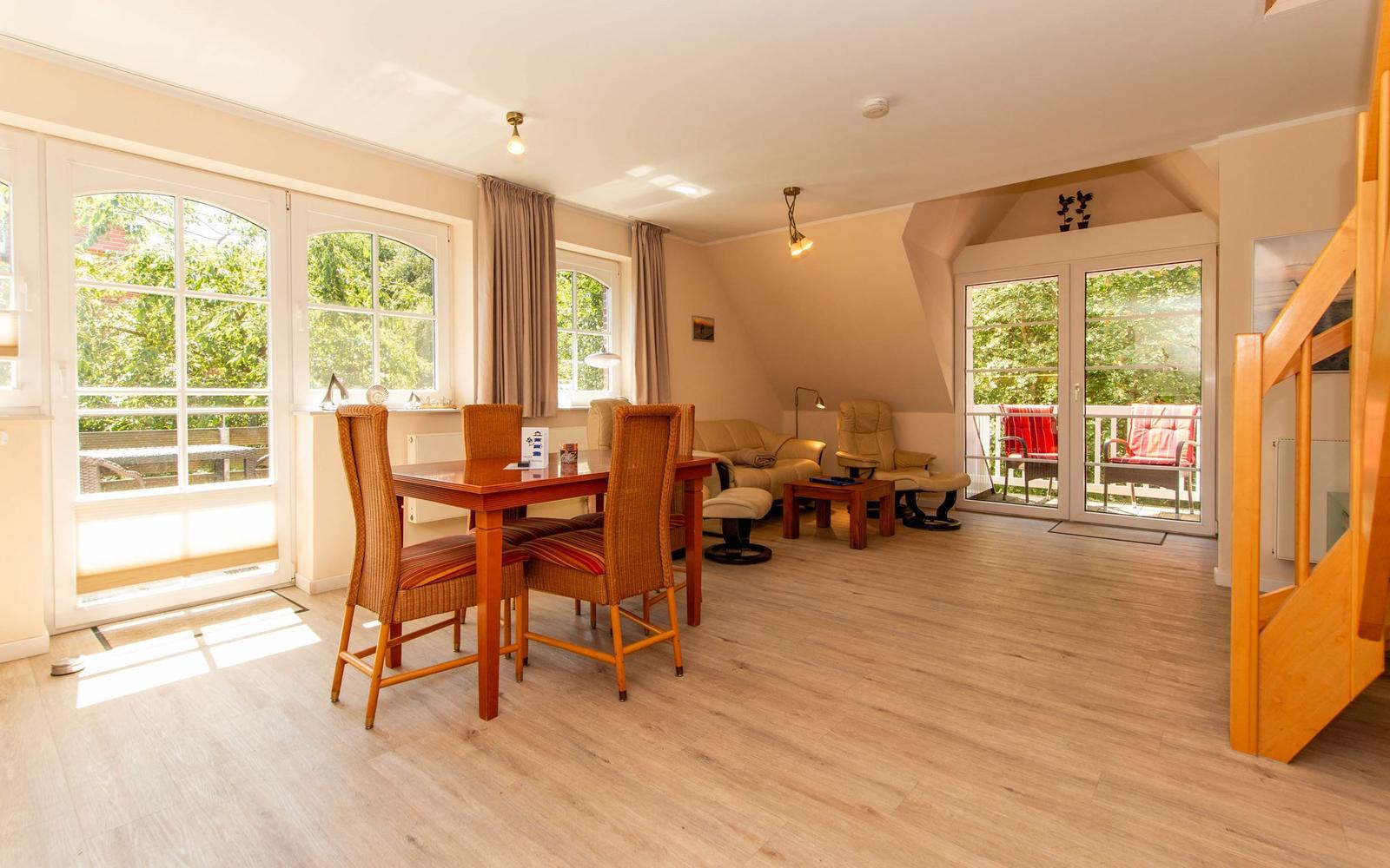 Sonniges Wohnzimmer mit Essplatz...