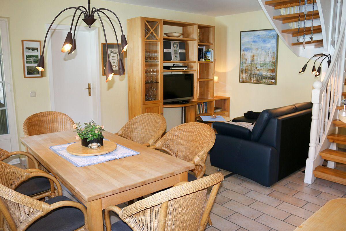 Wohnbereich mit gemütlicher Sitzecke und Esstisch (Zugang zum Dachgeschoß über die Wendeltreppe)