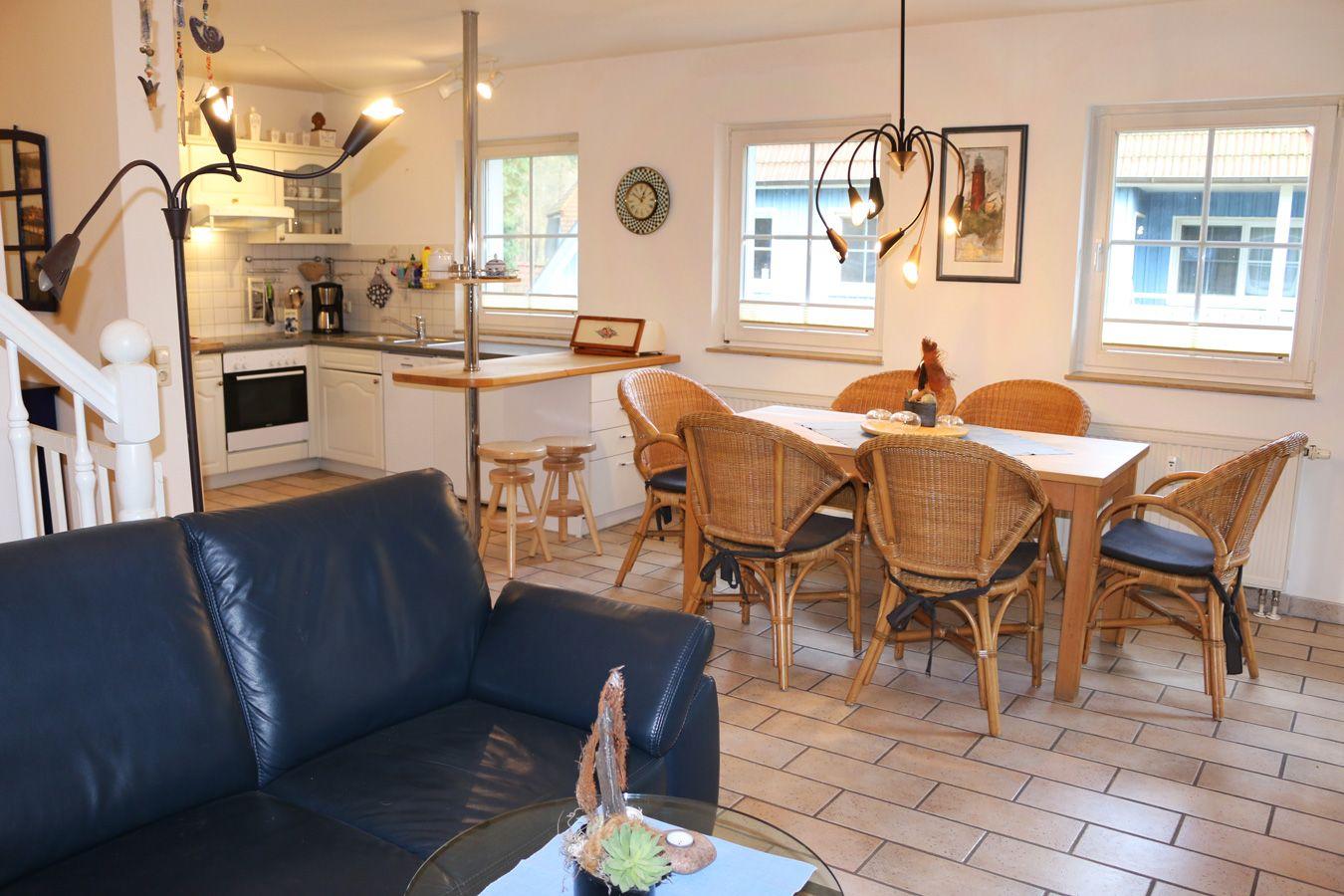 Blick vom Wohnbereich zum Essplatz und Küchenbereich