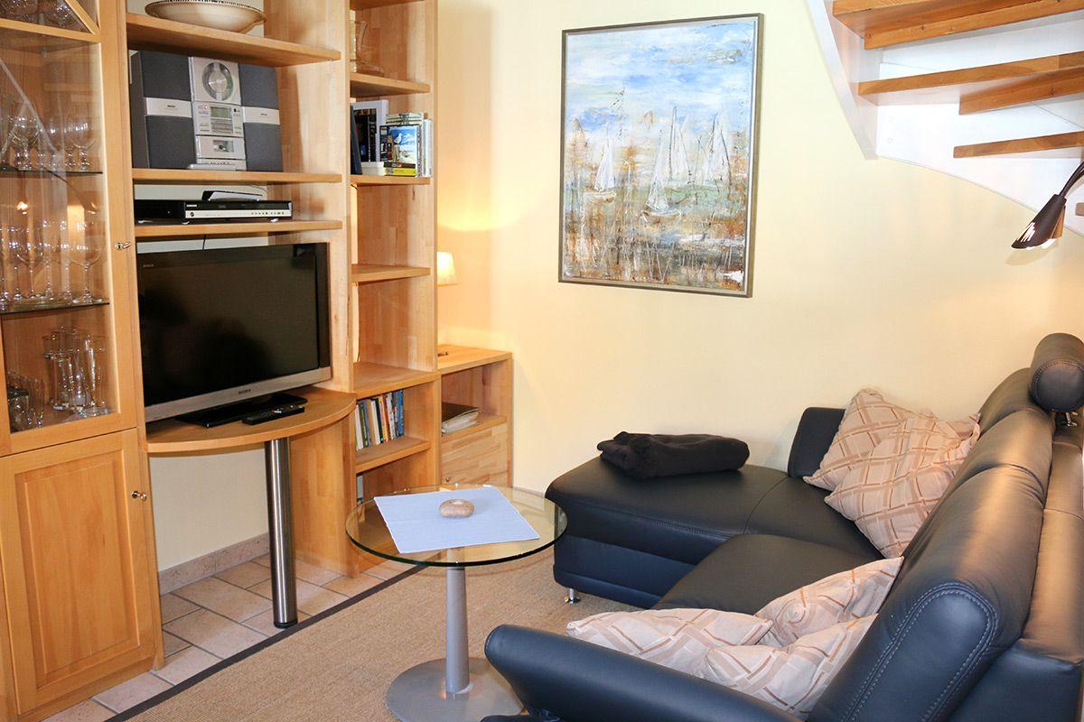 gemütliche Couch im Wohnbereich, Sat-TV