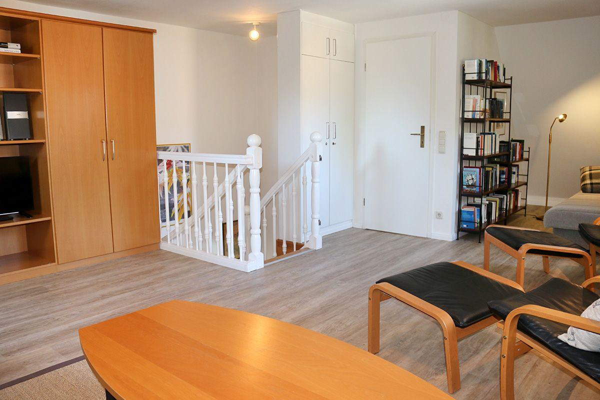 offener Zugang zum Wohnbereich in der unteren Ebene der Wohnung