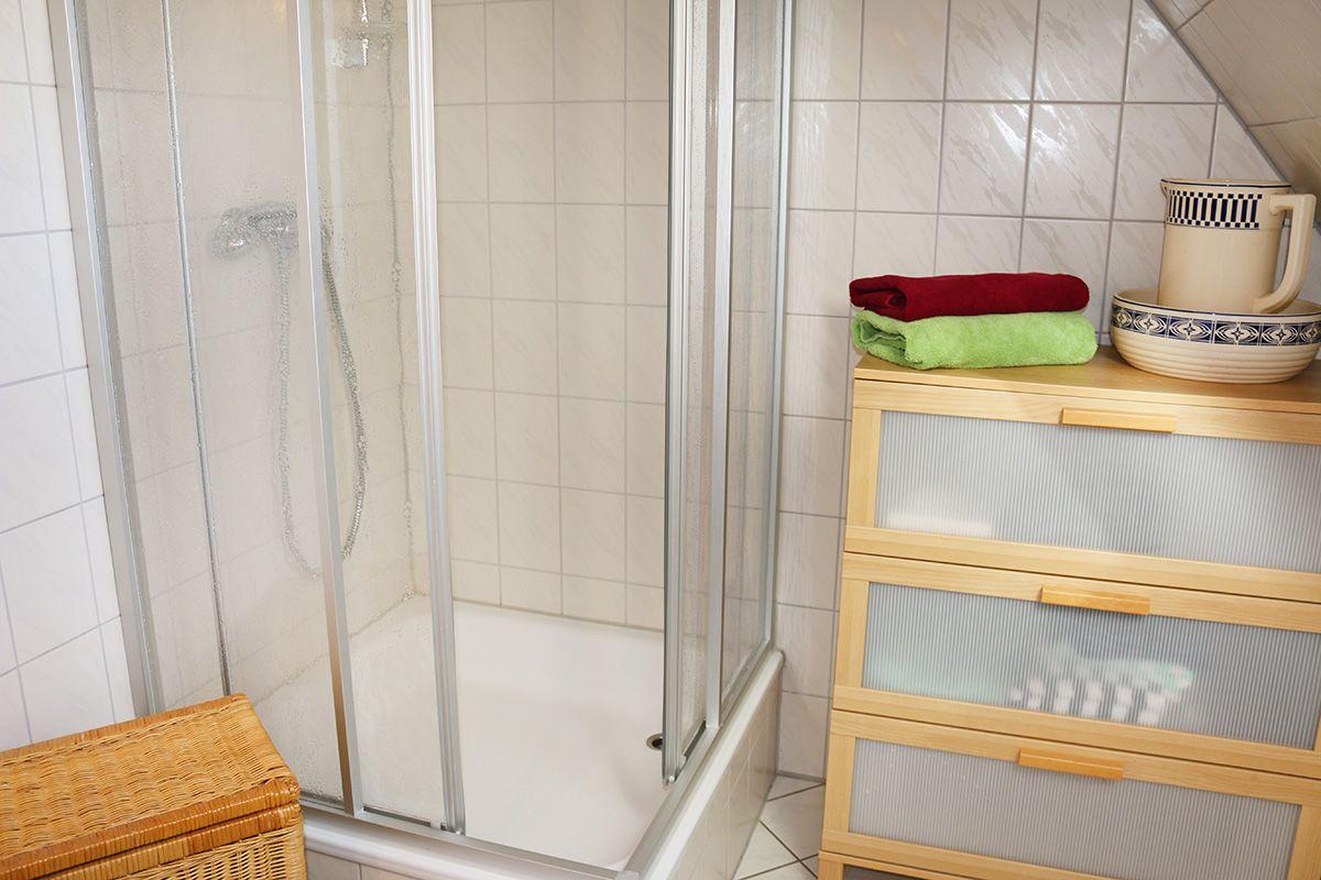 zweites Bad im oberen Bereich mit Dusche und WC