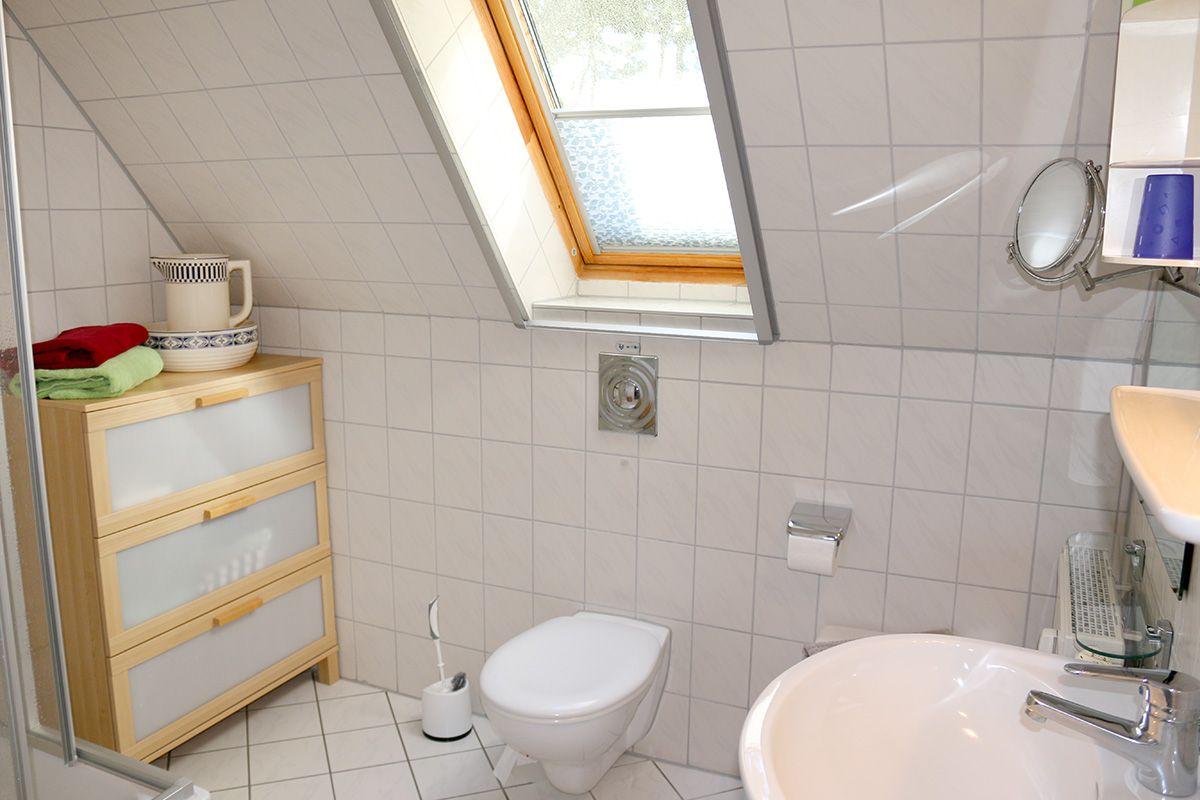 zweites Bad im oberen Bereich mit Dusche und WC