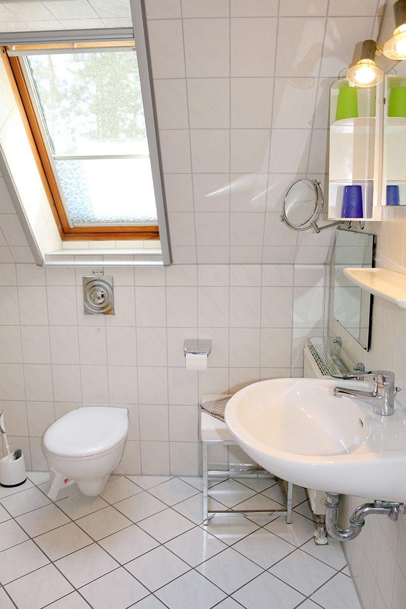zweites Bad im oberen Bereich mit Dusche und WC
