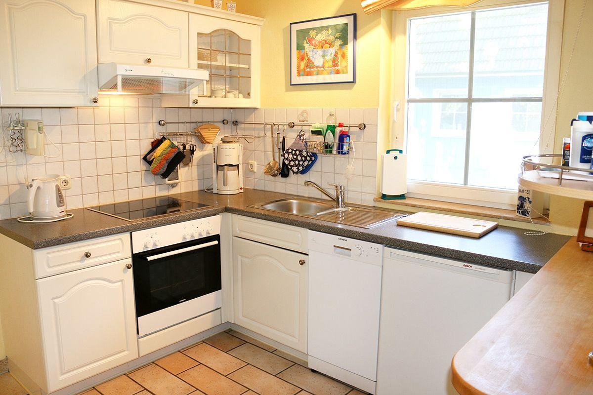 voll ausgestatteter Küchenbereich mit Ceran-Koch-Herd, Backofen, Geschirrspüler, Kaffeemaschine, Kühlschrank usw.